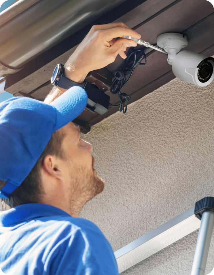 Instalador configurando camera de seguranca
